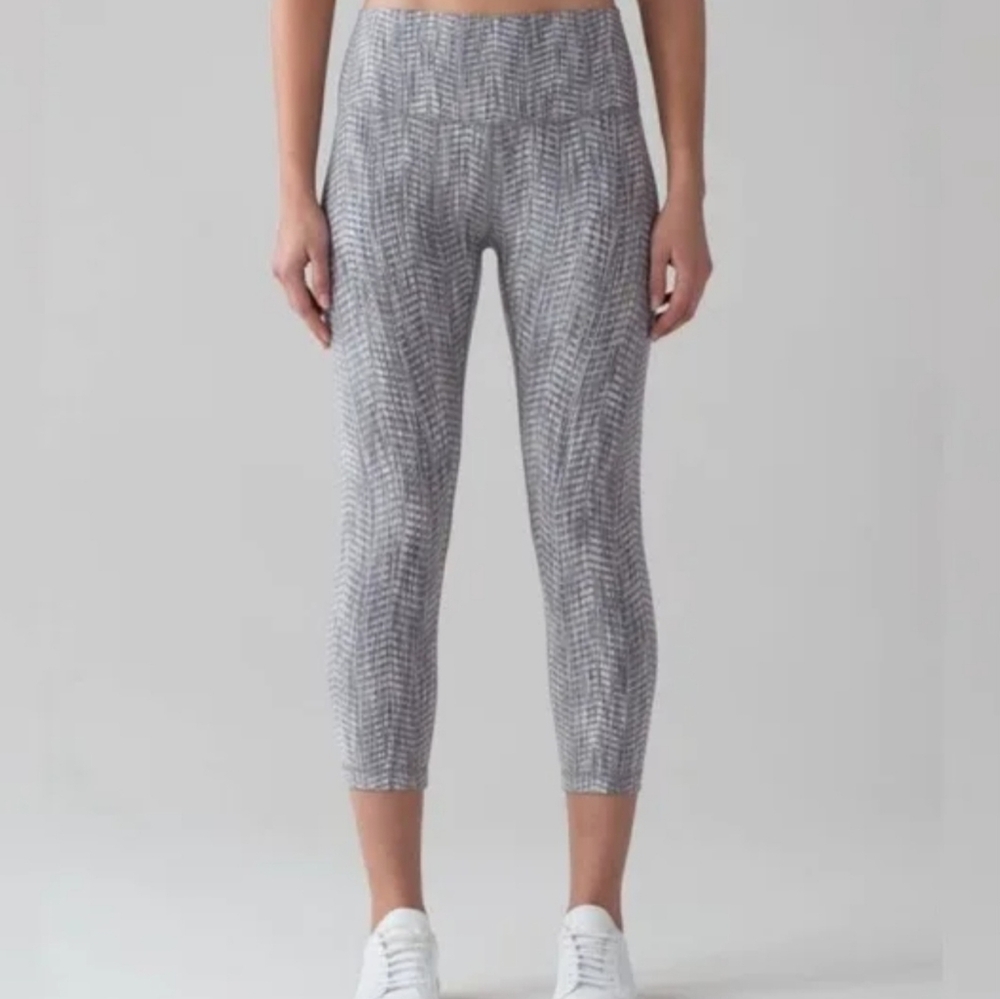 Lululemon Wunder Under Crop Luon Arrow Jacquard Battleship Silver Size 6 Yoga